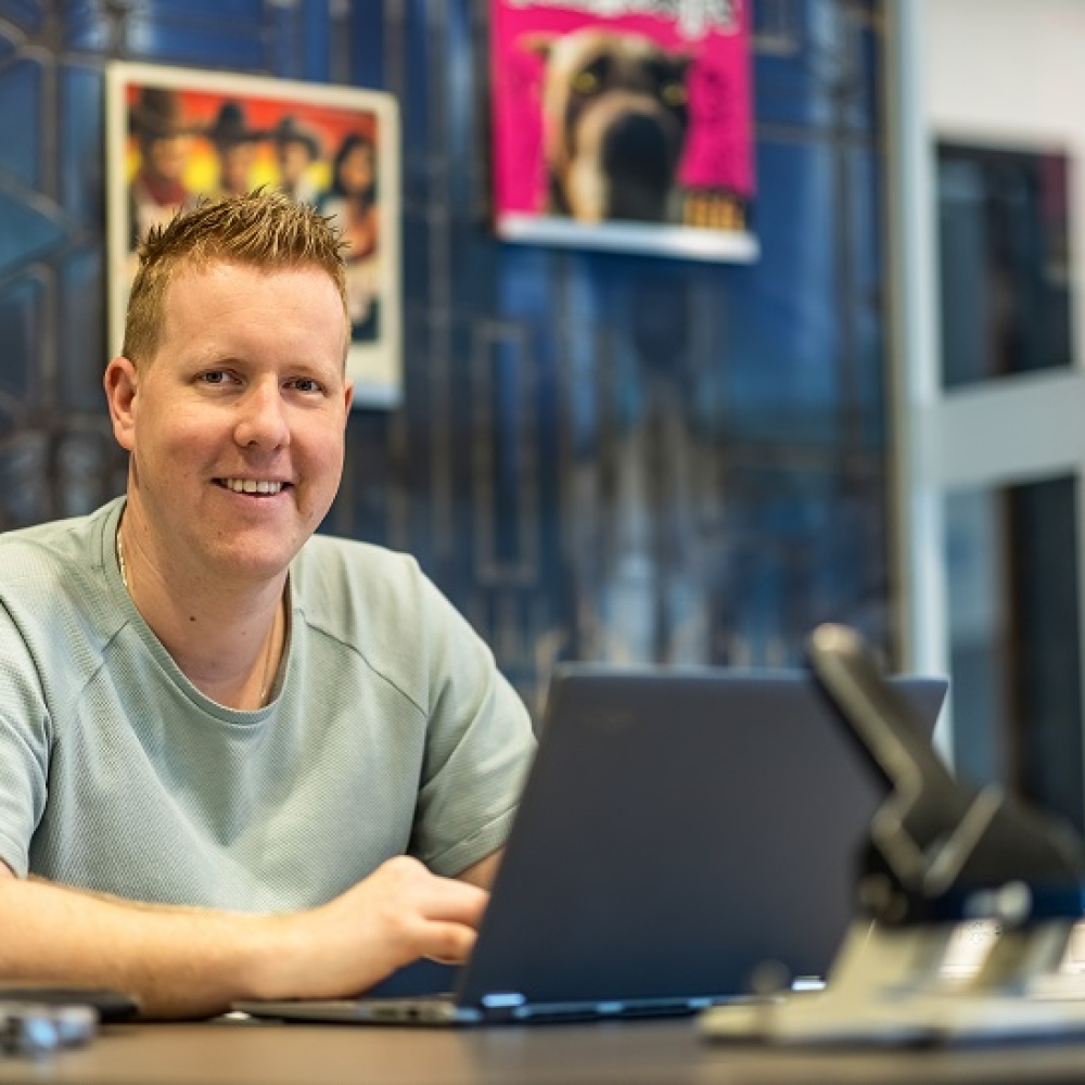 Bas Tonnaer van Keijsers Martens aan zijn bureau