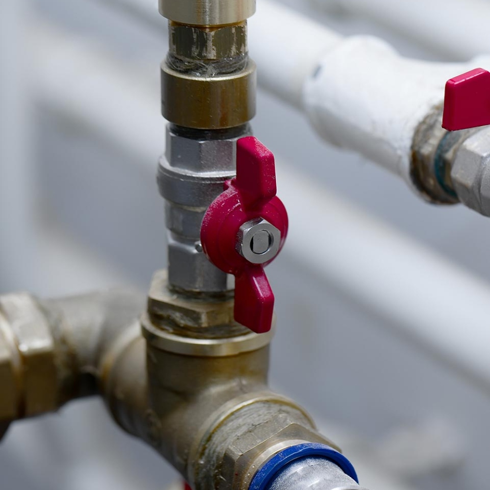 Waterleiding met een rode afsluiter