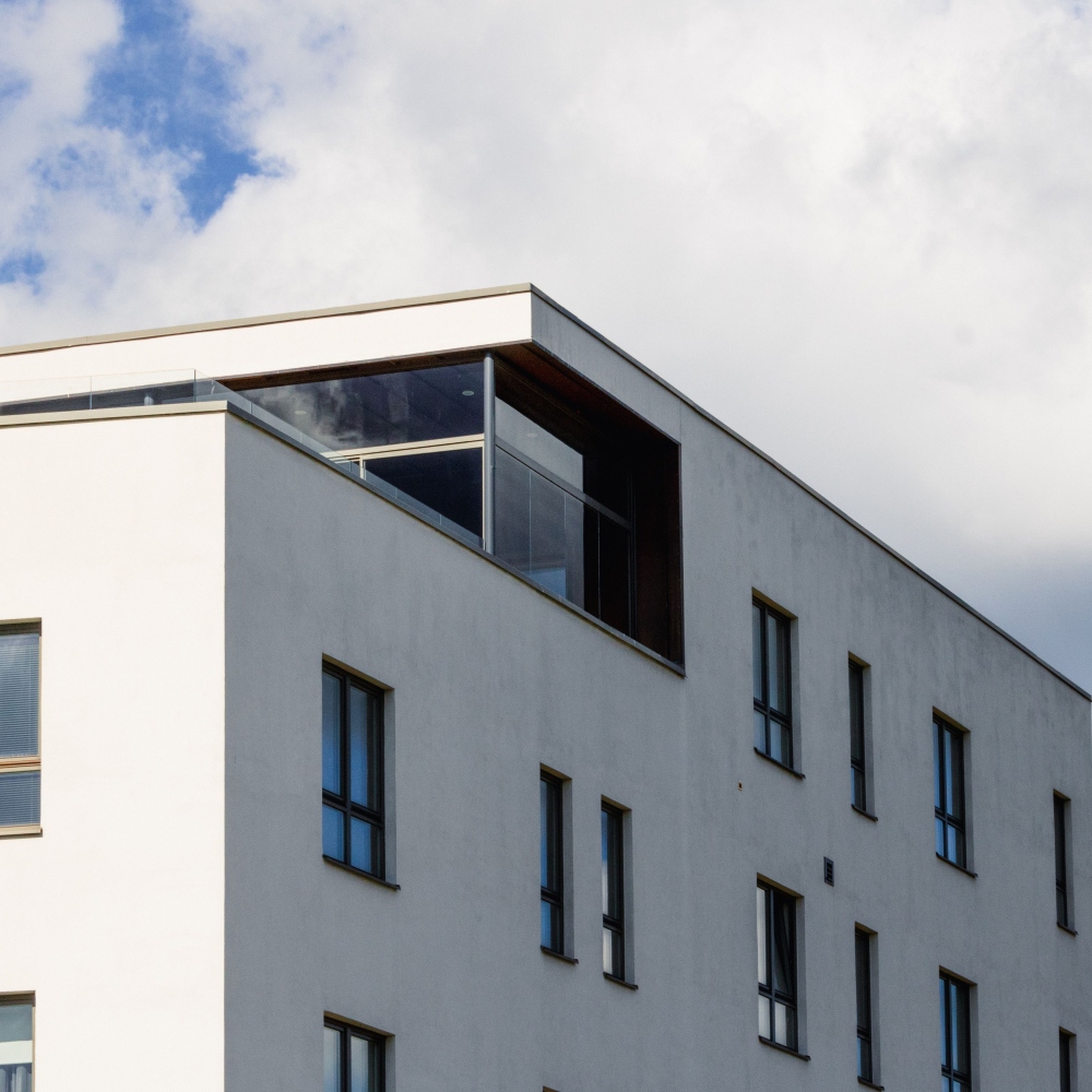Gevel van een modern wit appartementencomplex