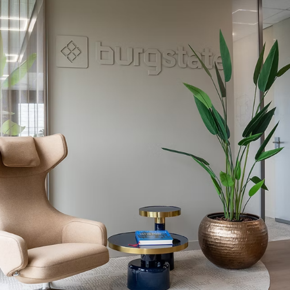 Ontvangstruimte van Burgstate met logo aan de wand
