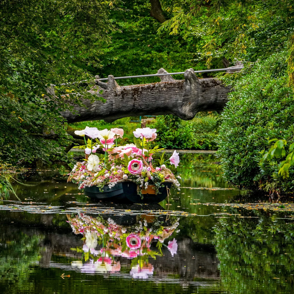 Bloemenboot op de vijver van Kasteeltuinen Arcen