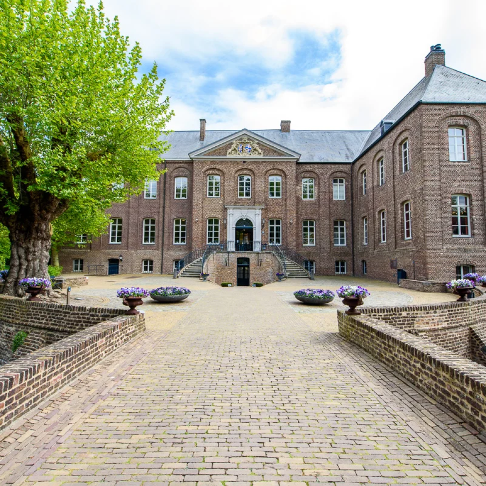 Oprijlaan naar de binnenplaats van Kasteel Arcen