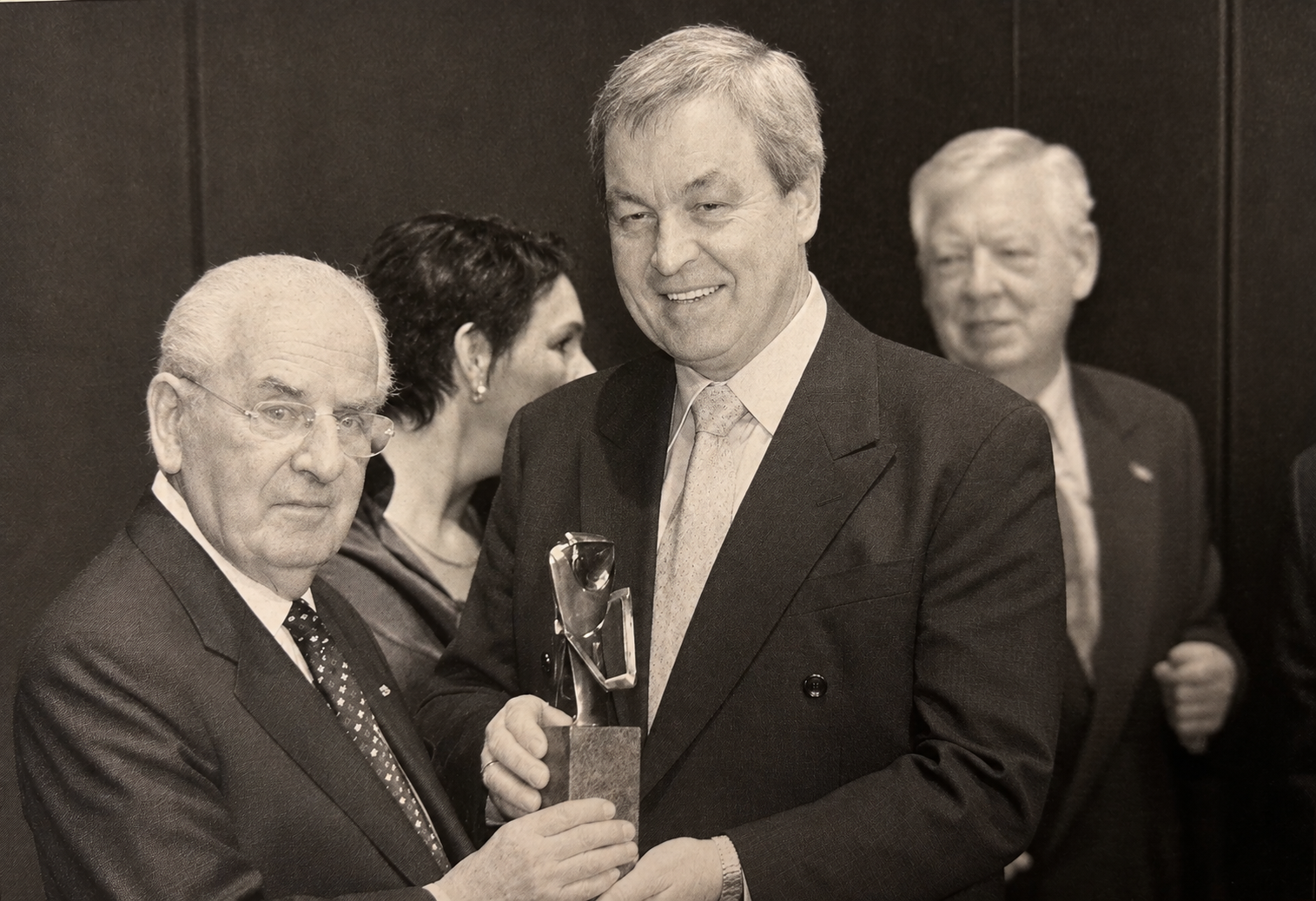 Uitreiking van de Loek Nelissenprijs aan Keijsers Manders Installatietechniek in 2001