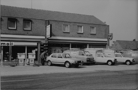 Zwart-witfoto van het bedrijfspand met tankstation in Ysselsteyn