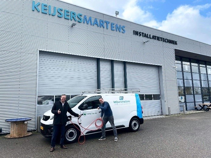 Eerste 100% elektrische bedrijfswagen van Keijsers Martens aan de laadkabel (2022)