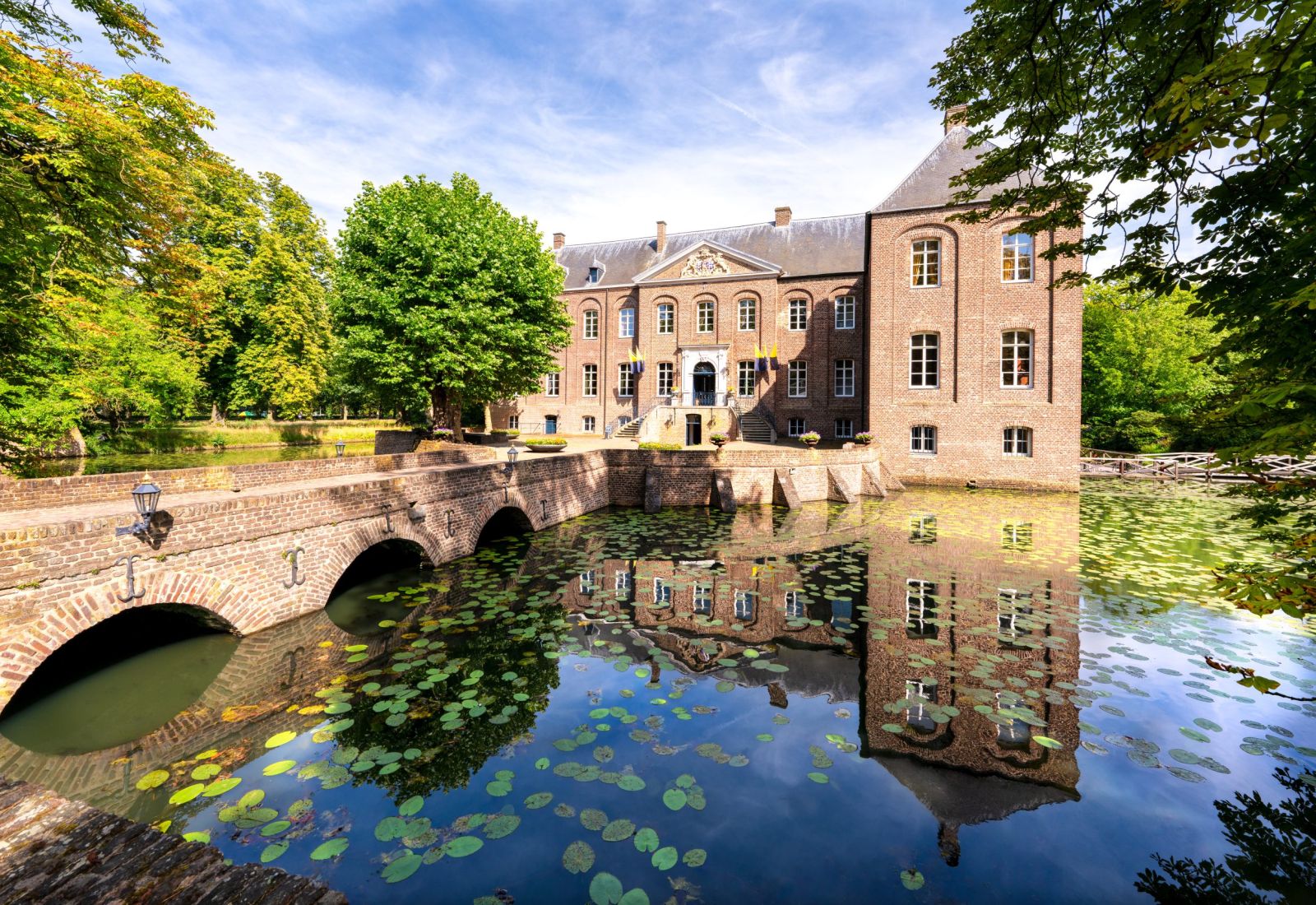 Kasteel Arcen weerspiegeld in de slotgracht