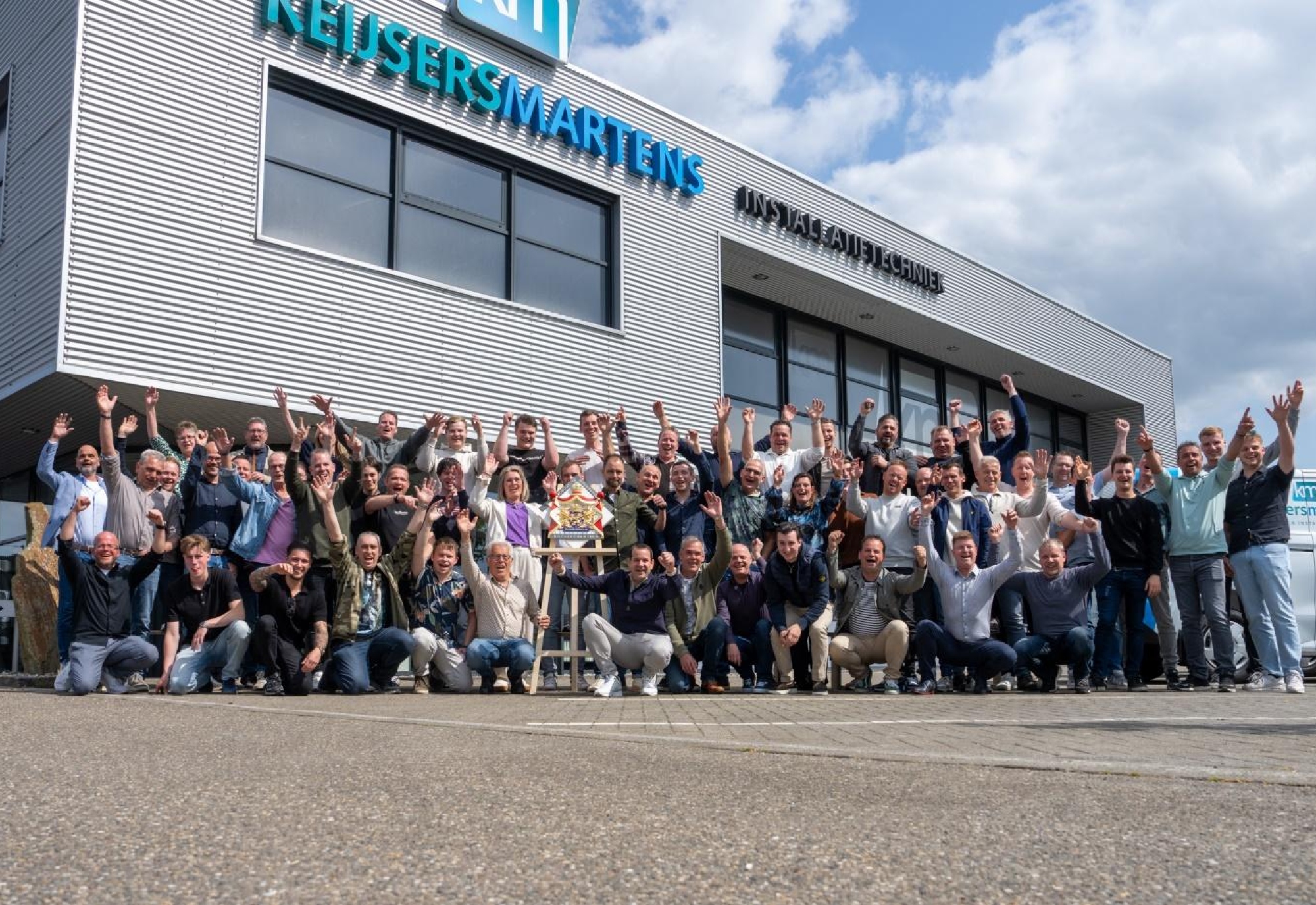Groepsfoto van de medewerkers van Keijsers Martens bij het 125-jarig jubileum