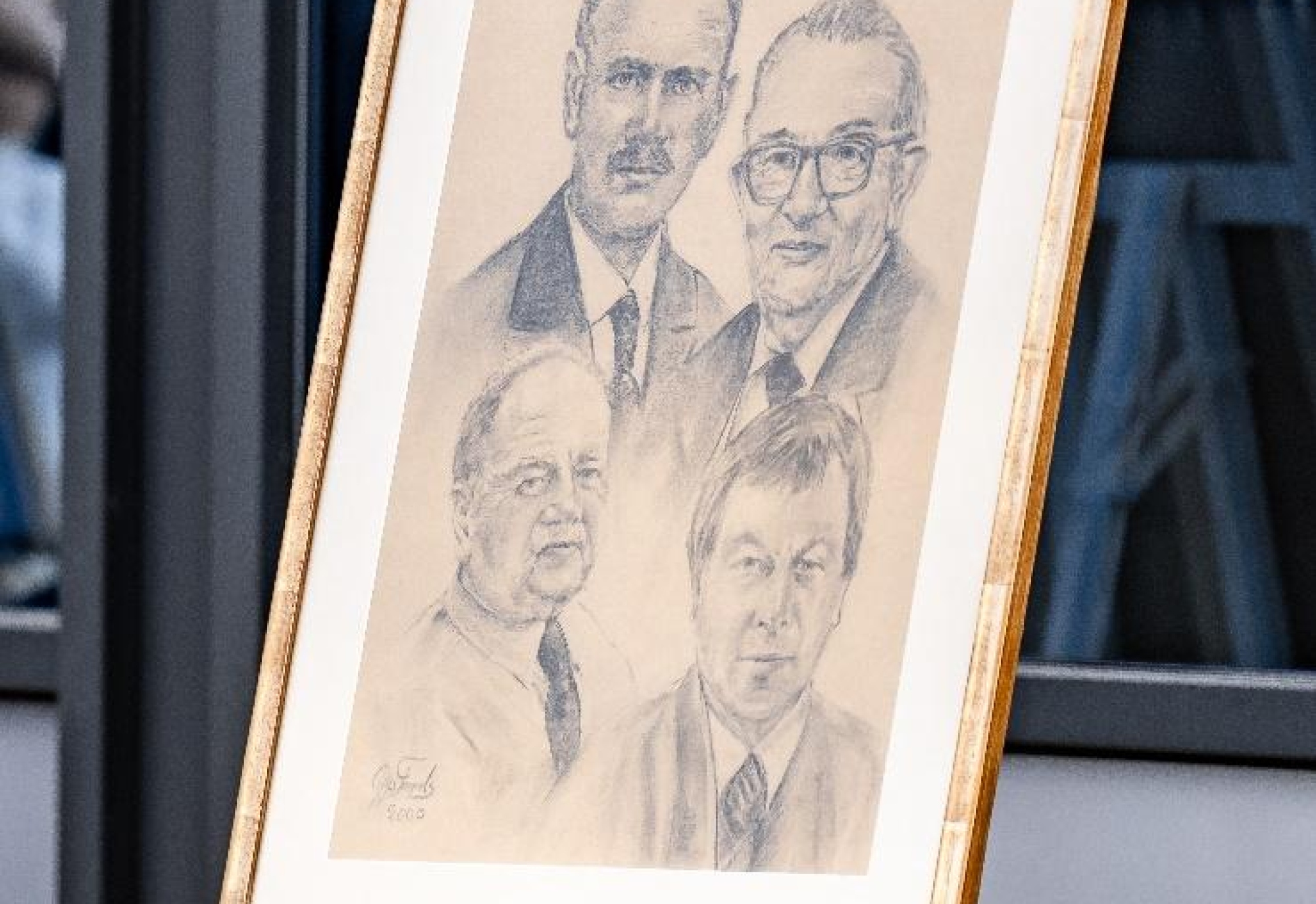 Ingelijste tekening van vier generaties Keijsers op een schildersezel