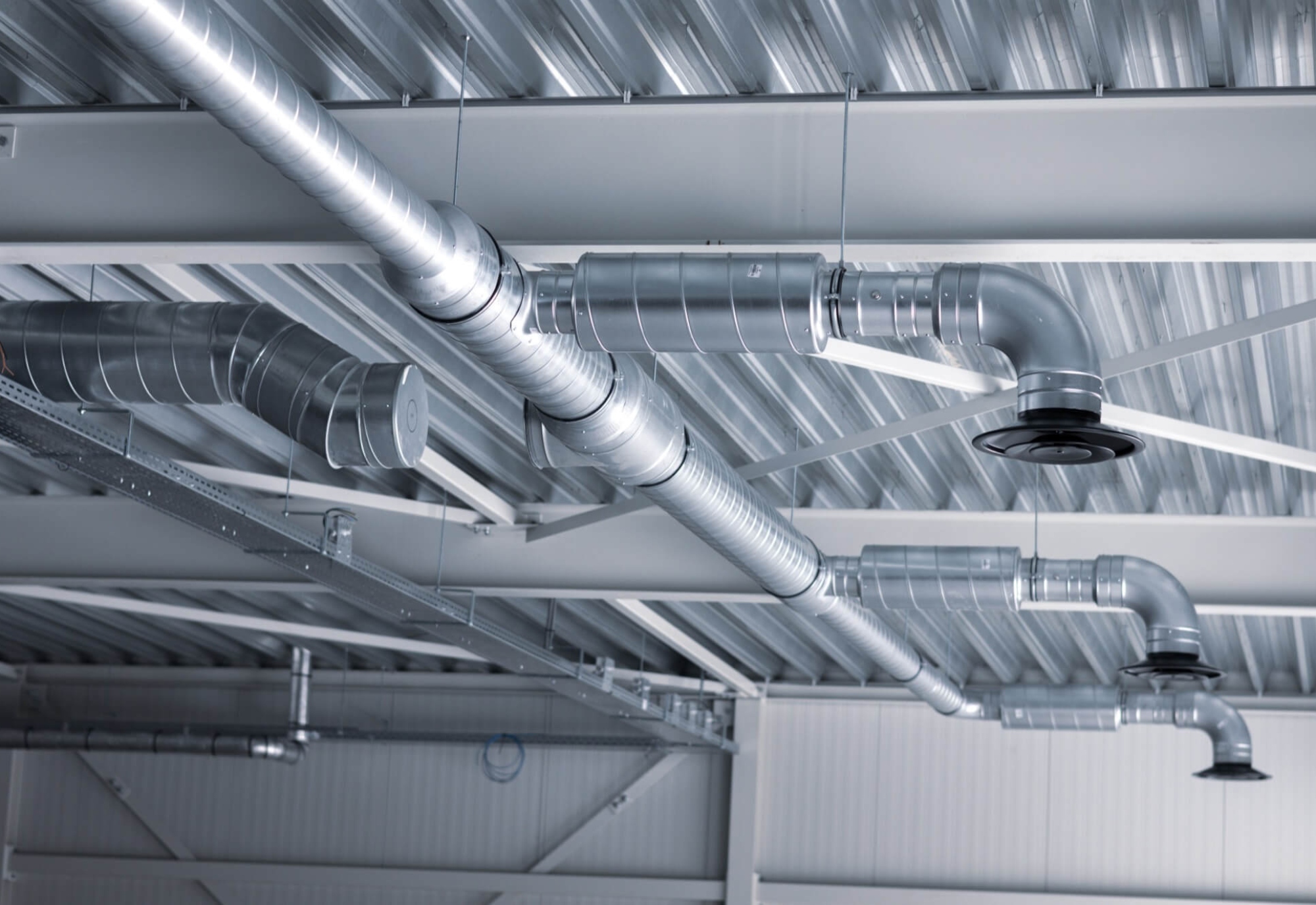 Ventilatiekanalen aan het plafond van een bedrijfshal