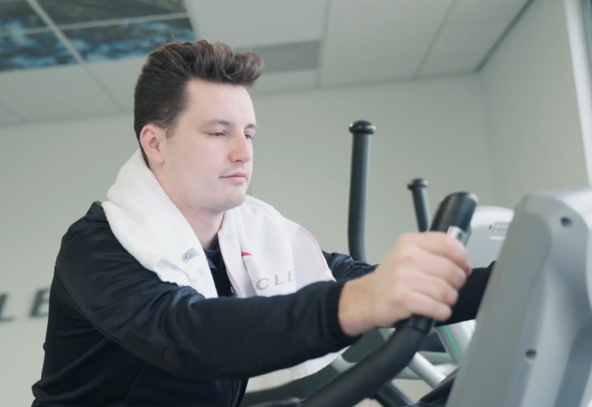 Medewerker traint op een crosstrainer in de fitnessruimte van Keijsers Martens