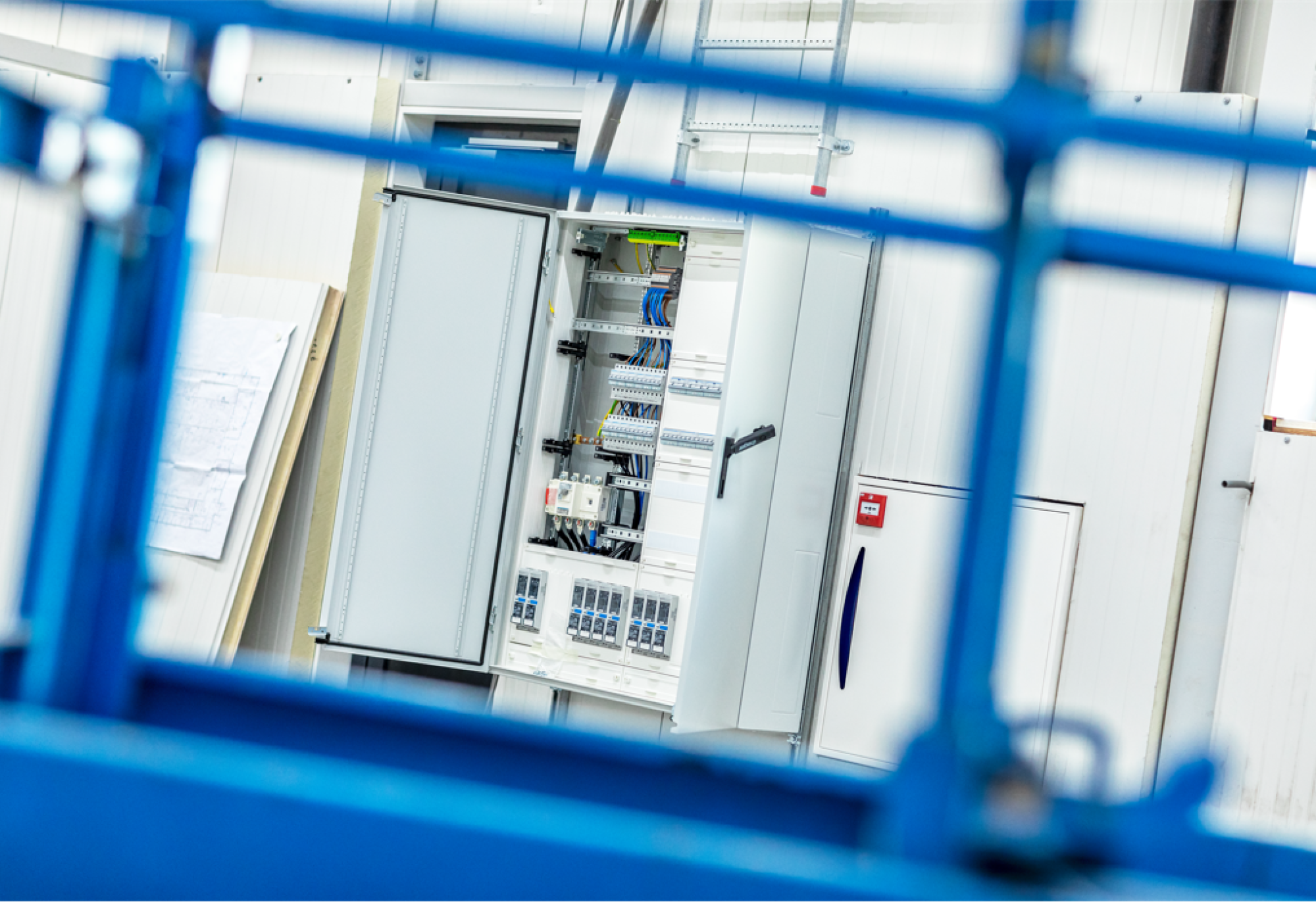 Geopende schakelkast in een industriële omgeving