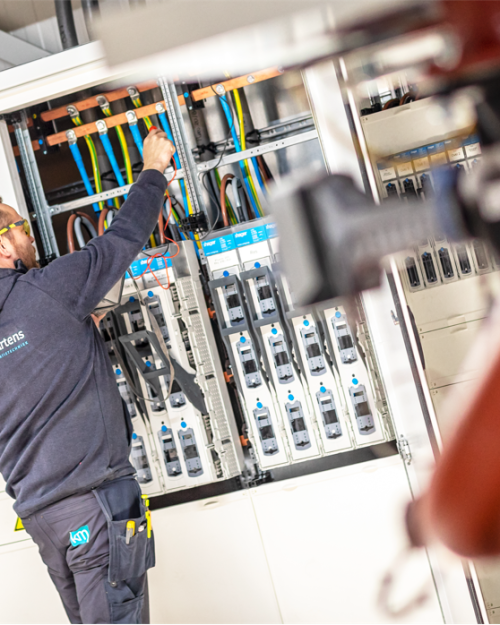 Monteur bouwt een elektrisch verdeelpaneel