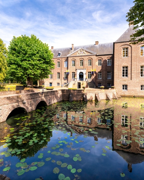 Kasteel Arcen weerspiegeld in de slotgracht
