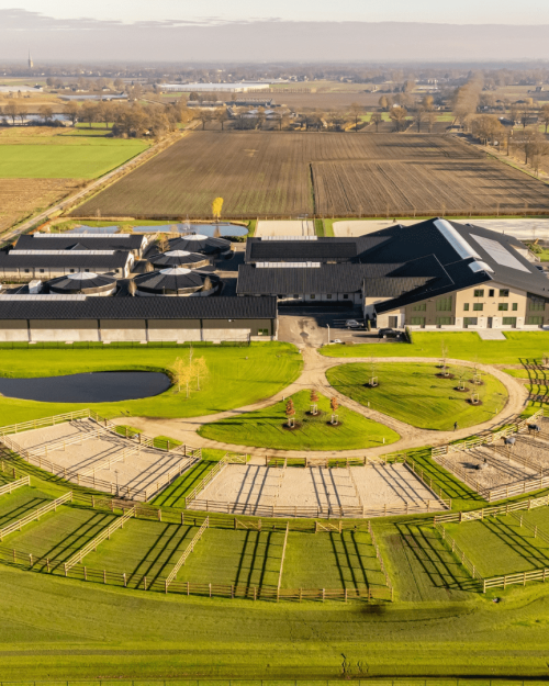 Luchtfoto van Utopia Equestrian Estate met paddocks en stallen
