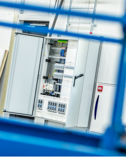 Geopende schakelkast in een industriële omgeving