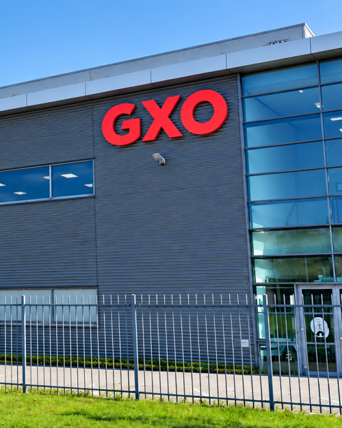 Bedrijfspand met GXO-logo op de gevel