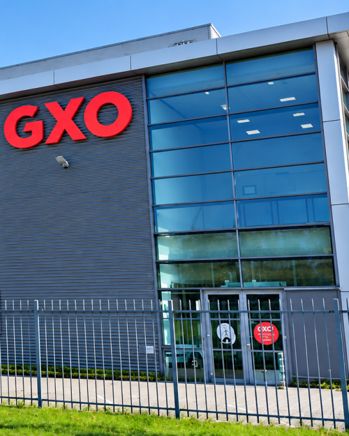 Bedrijfspand met GXO-logo op de gevel
