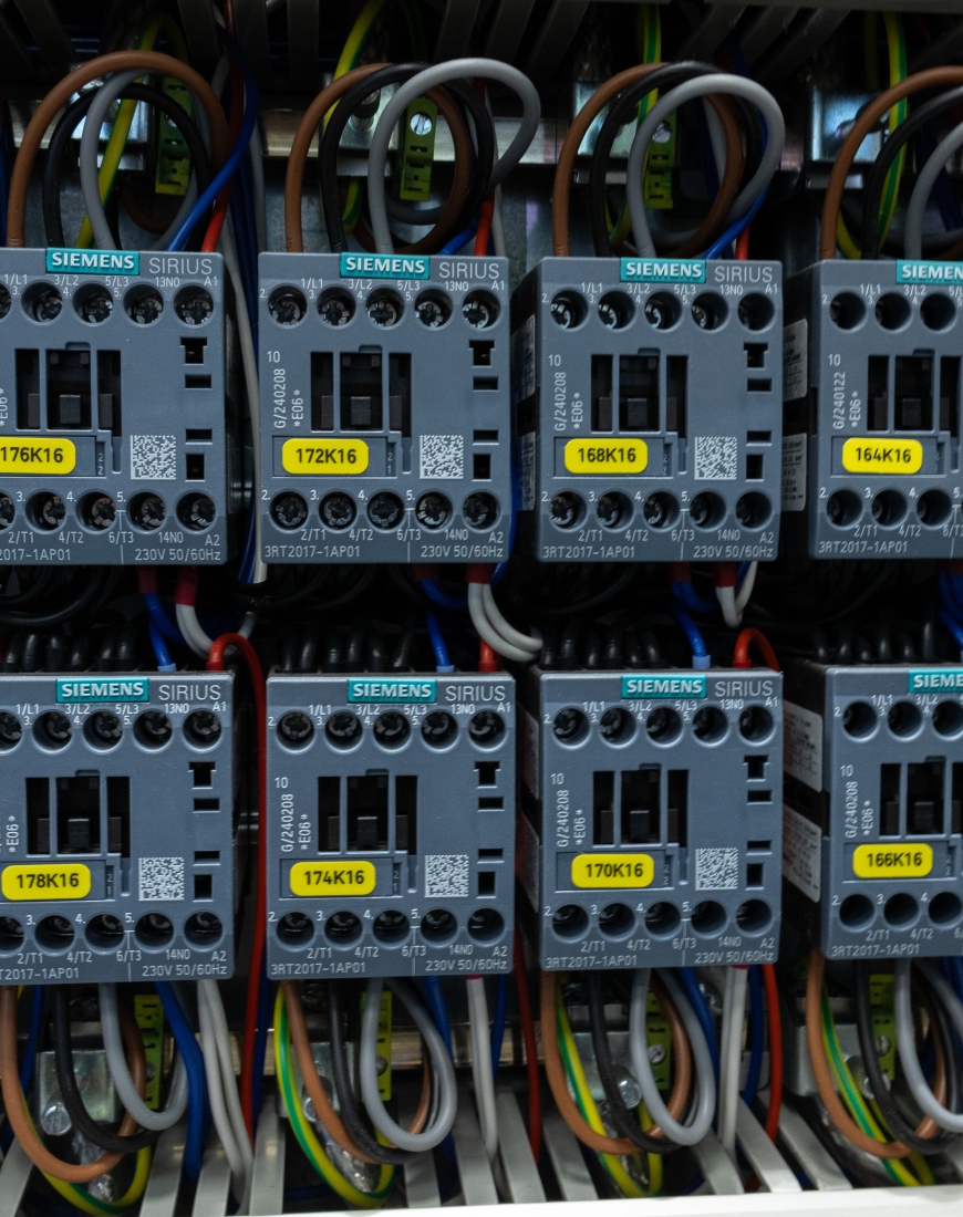 Rijen magneetschakelaars met bekabeling in een schakelkast